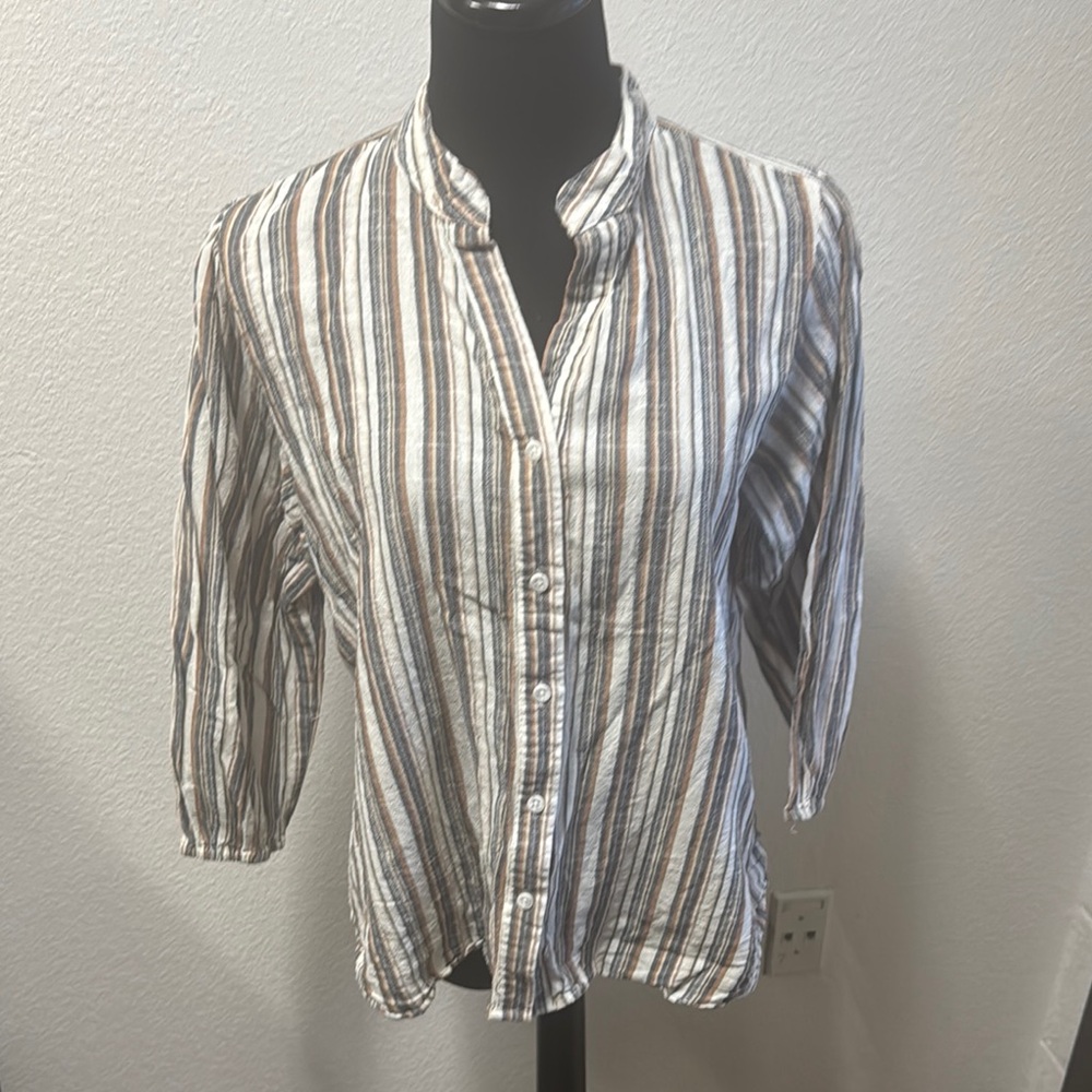 Eden & Olivia Gray and White Button Down Shirt with Mandarin Collar